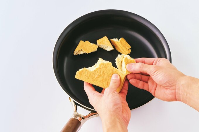 厚揚げを手でちぎる