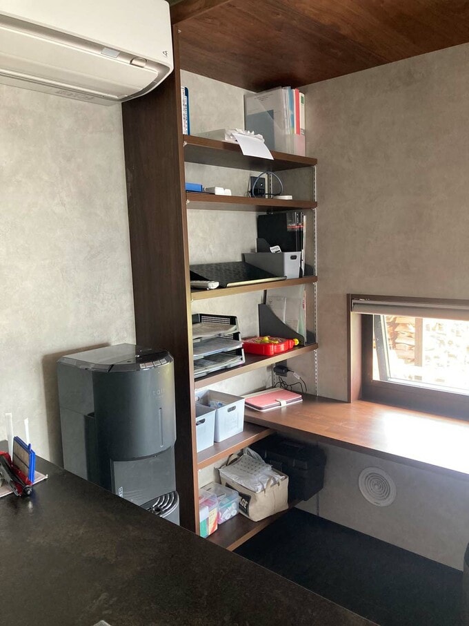 スタディースペース脇の棚