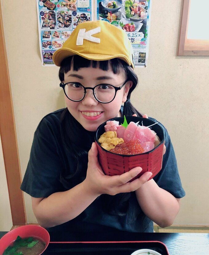海鮮丼をもつ女性