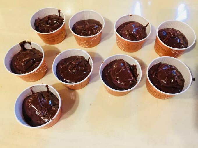 残りの生地を板チョコが隠れるまで入れ