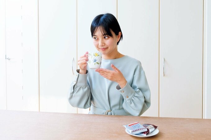 コーヒー飲む女性