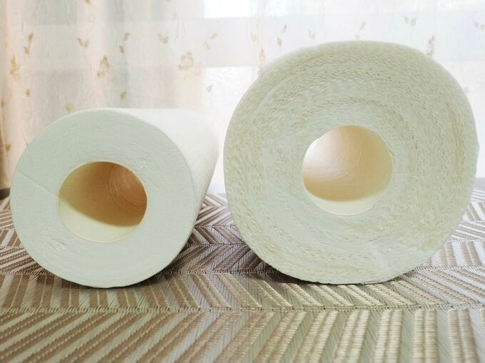 左:「洗えるキッチンタオル」、右:一般的なキッチンタオル