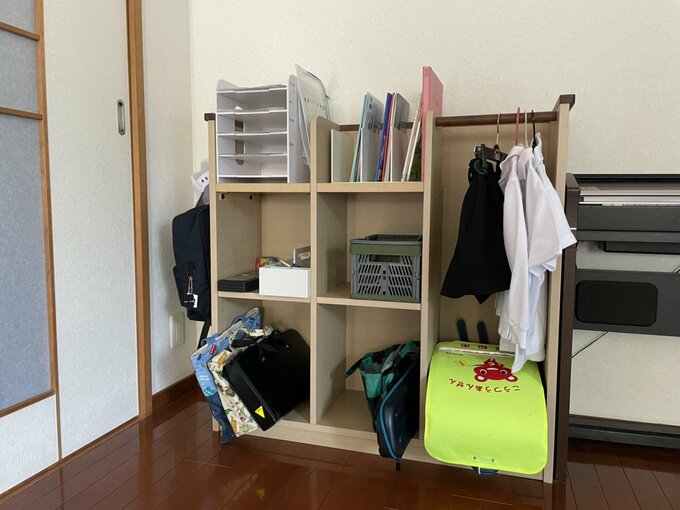 学用品を収納した棚