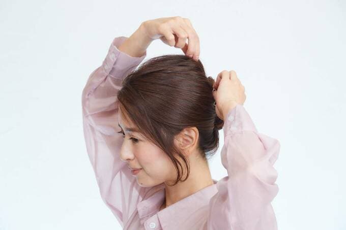 指先で後頭部の毛を引き出して高さを出す