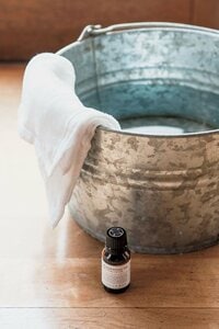 ユーカリ油をたらした水でぞうきんがけ