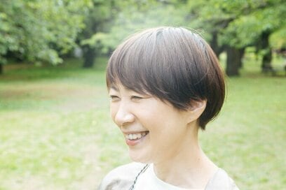 54歳でショートヘアに。「若々しくなった」と好評で、60代の今もおしゃれがラク
