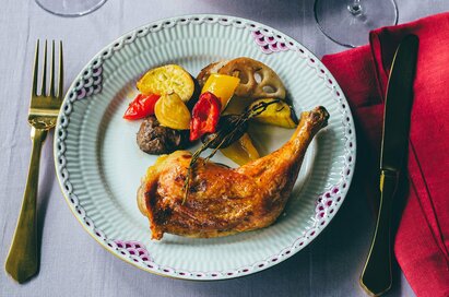 失敗しらずの「骨つきモモ肉のローストチキン」レシピ。ほんのひと手間で皮パリッ！