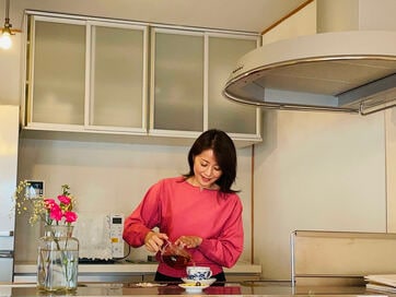 50代ひとり暮らし、「大量の食器」を捨てて幸福度アップ。「持つぜいたく」を手放して得た気づき