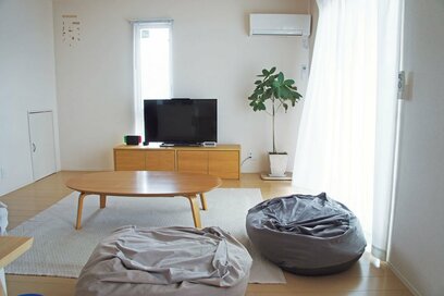 狭い借家で広く暮らす。大型家具は処分、無印のあのソファが活躍