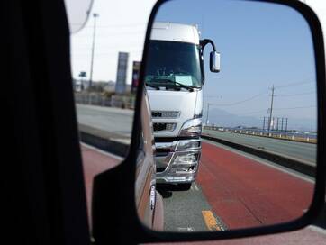 あおり運転被害のリアル。夜中の高速でクラクション連打され…