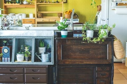 団地暮らし・50代おひとりさまが「あえて手放さないもの」。祖母が編んでくれたベストは宝物