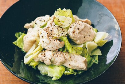 何度でもつくりたくなる「鶏胸肉とキャベツの塩ニンニク蒸し」。キャベツの大量消費にぴったり