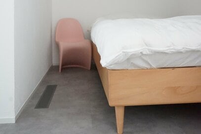 50代ひとり暮らしで「こだわってよかった家具」7つ。木のベッドフレームがお気に入り