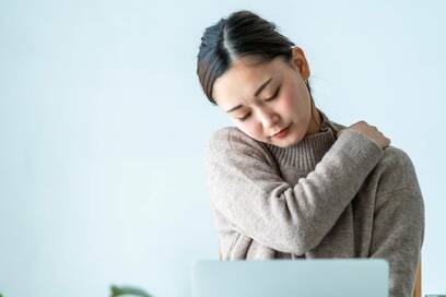 「首引き体操」で肩凝りを改善。あごをグーッと2秒引くだけ