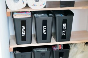 収納ボックス代わりのゴミ箱は丈夫なラベルシートをはって