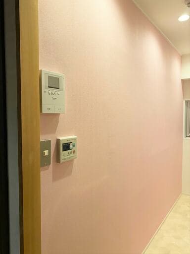 夜の照明に照らされた壁