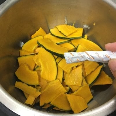 容器に入ったカボチャにコンソメを入れる