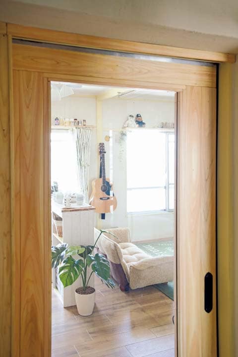 手づくりしたLDKの出入り口の引き戸