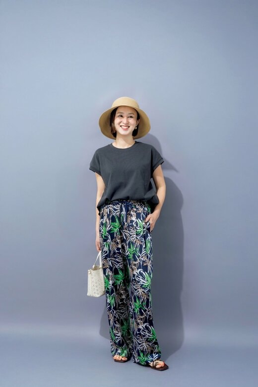 柄パンツを履いて立つ女性