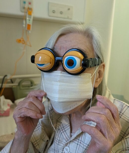 入院中にもかけていたパーティーメガネ