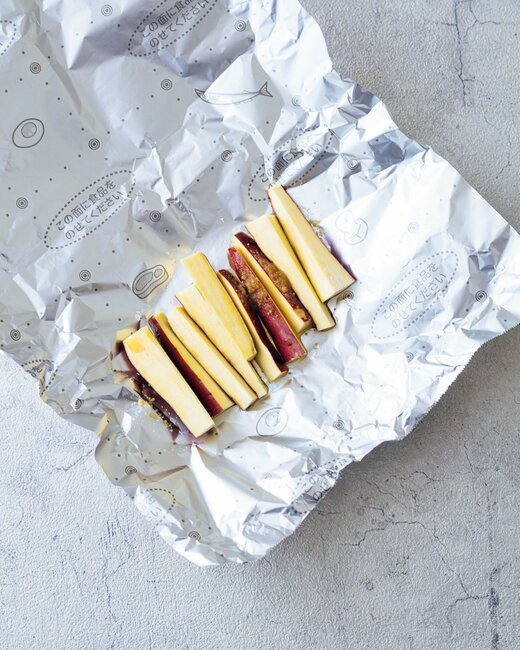 アルミ箔に乗せたサツマイモ