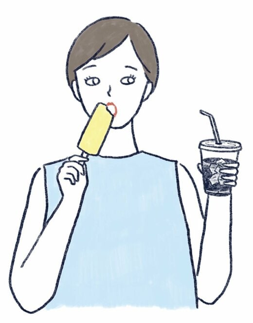 冷たいものを食べる人