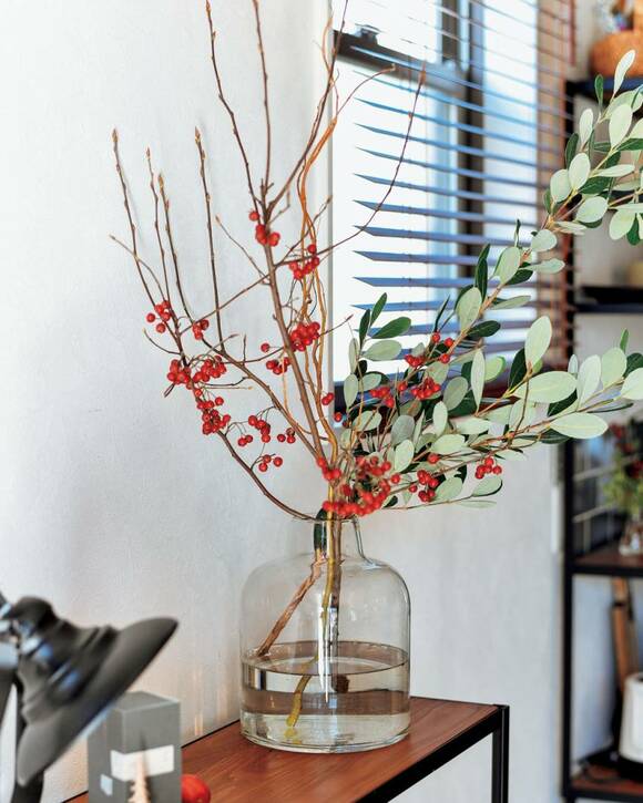 花瓶に入ったユーカリとサンキライ