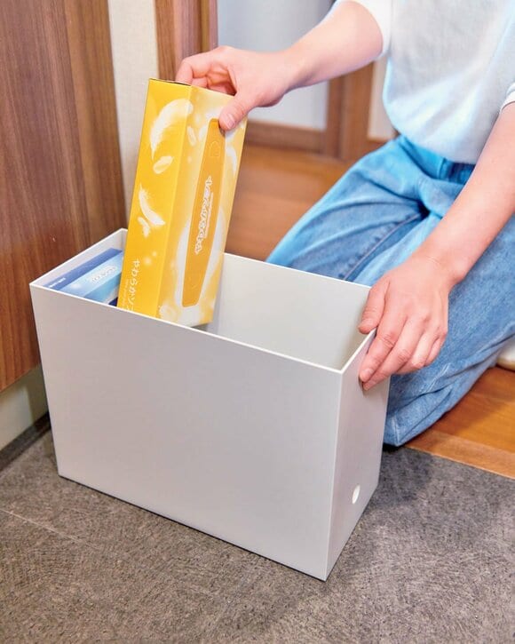 箱からティッシュを取り出す様子