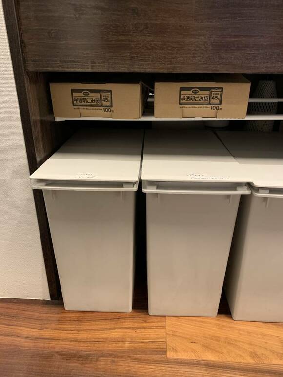 ゴミ箱の上につっぱり棒