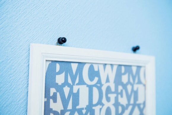 青い壁に 青と白の額