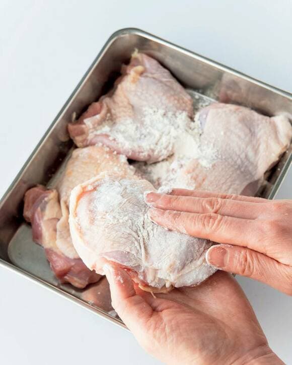 鶏肉は小麦粉を薄くまぶす