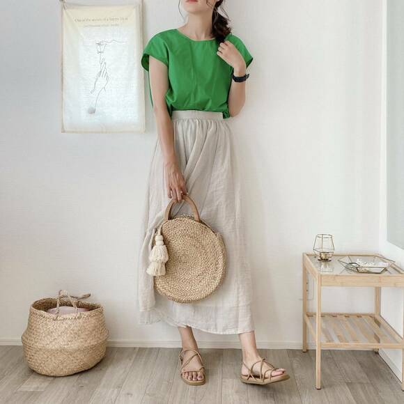 グリーンのブラウスを主役にしたコーデ