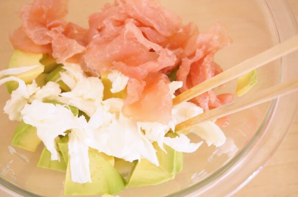 モッツァレラチーズと生ハムを加える