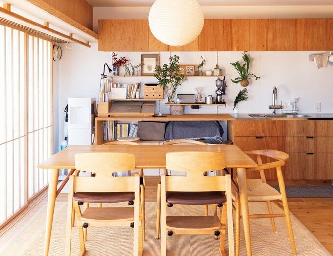 リビングにテーブルとイス