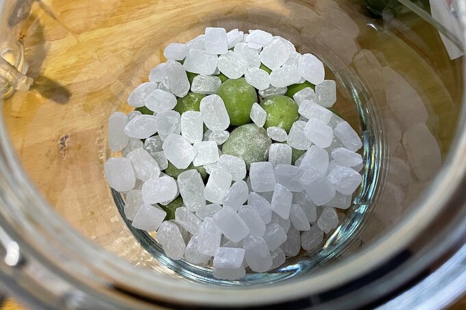 梅と氷砂糖を交互に入れる