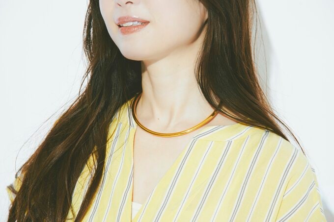 辛口チョーカーで華やかな首回りに