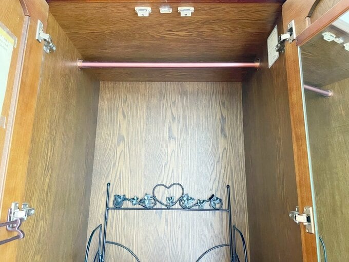 タンスに元からついているハンガーバーを有効利用