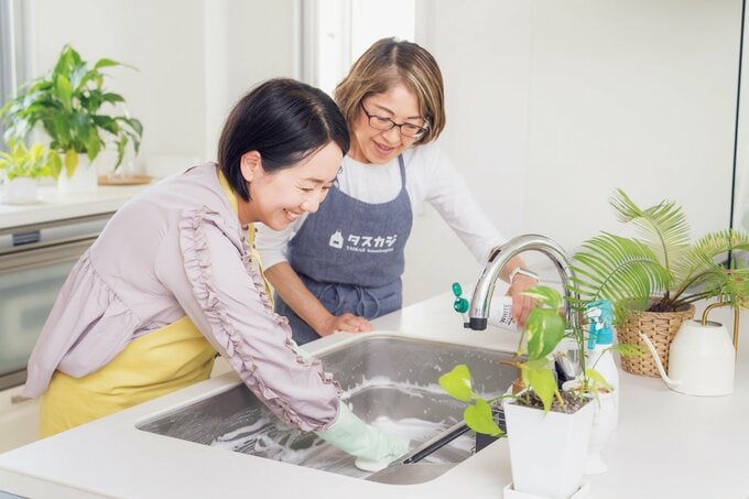 キッチンのシンクを掃除する女性たち
