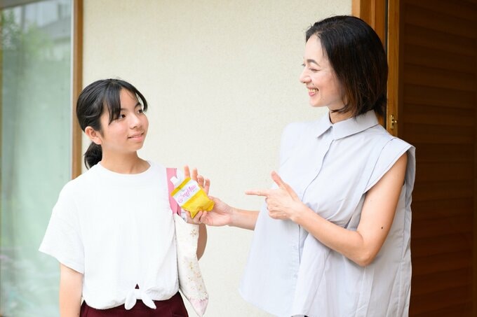 カロリーメイトを娘に持たせるお母さん