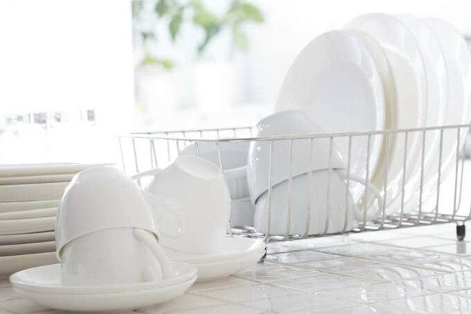 水きりカゴと食器