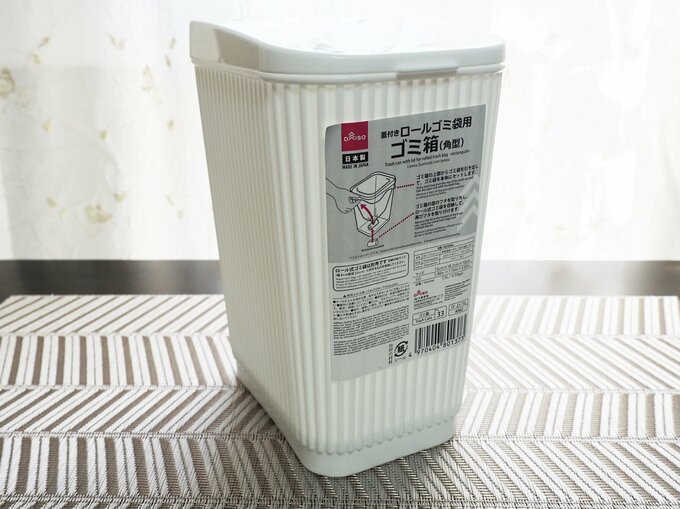 「蓋付きロールゴミ袋用ゴミ箱(角型)」(110円)商品サイズ:10cm×15cm×18.2cm 容量:1.5L 材質:ポリプロピレン 耐熱・耐冷温度:130℃~-20℃