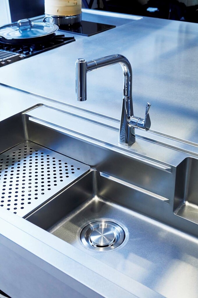 リブや水切り台をつけた大きなシンク