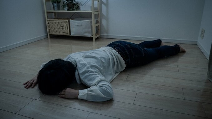 床に倒れる女性