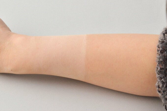 紙おしろいを使用した腕。