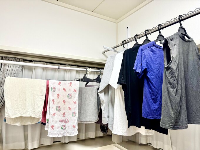 部屋で洗濯物を干している