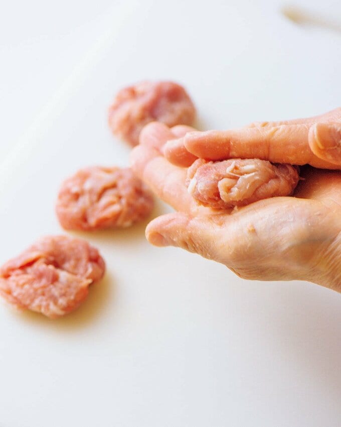 豚こまを握って平に