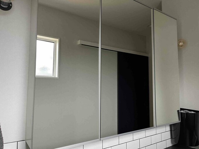 洗面所の後ろの窓