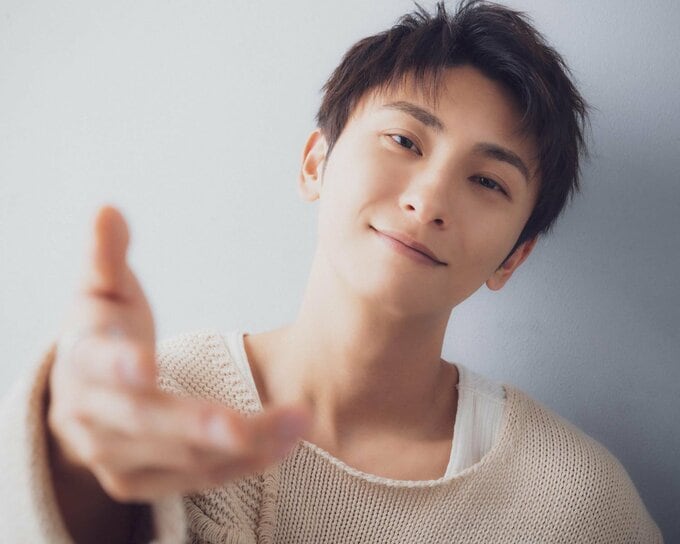 手を差し出す與真司郎さん