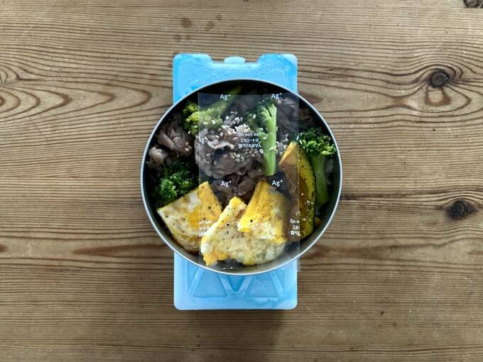 保冷剤の上にお弁当箱の上にシート