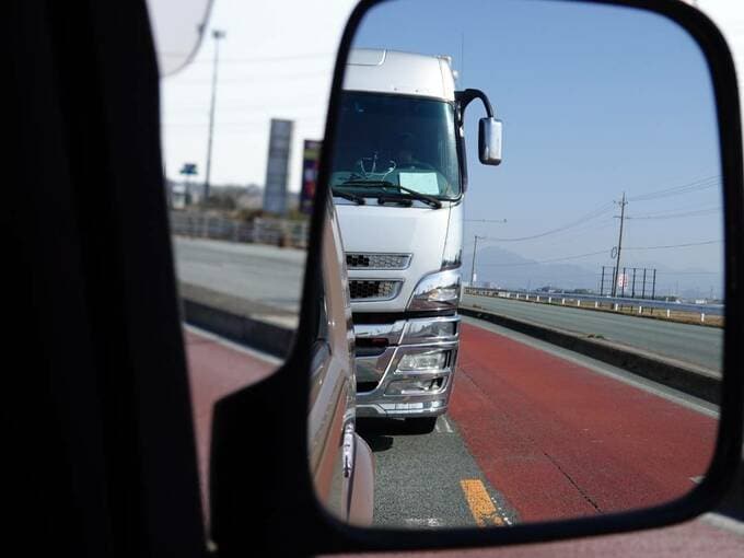 バックミラーにうつるトラックの様子